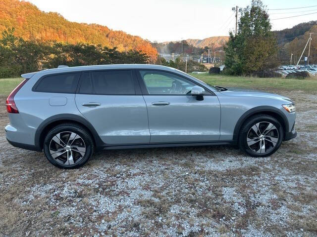 2024 Volvo V60 Cross Country B5 Plus