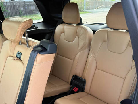 2017 Volvo XC90 T6 Momentum