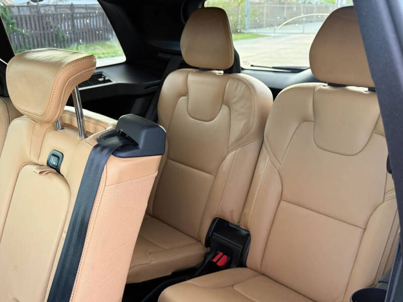 2017 Volvo XC90 T6 Momentum