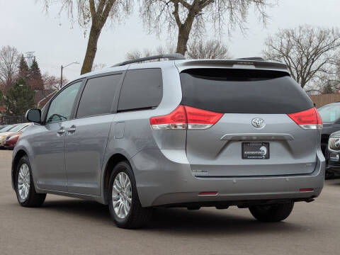 2014 Toyota Sienna XLE 7-Passenger Auto Access Seat