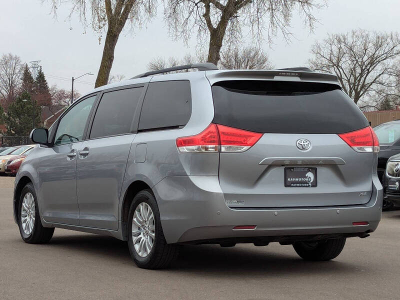 2014 Toyota Sienna XLE 7-Passenger Auto Access Seat