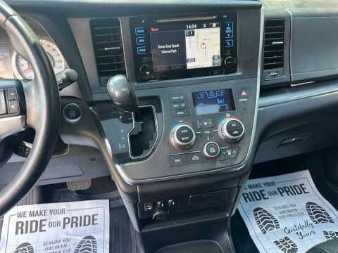 2017 Toyota Sienna SE Premium 8-Passenger