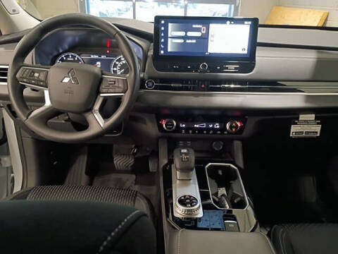 2025 Mitsubishi Outlander ES