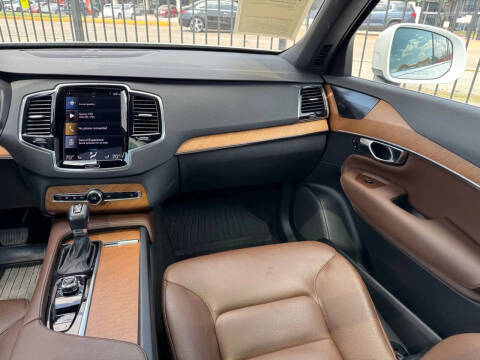 2022 Volvo XC90 T6 Momentum 7-Passenger