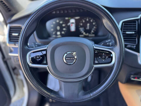 2017 Volvo XC90 T6 Momentum