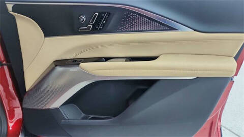 2025 Cadillac LYRIQ Luxury 3