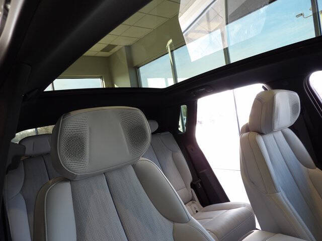 2024 Cadillac LYRIQ Luxury 2