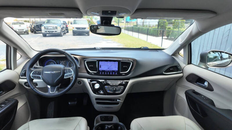 2017 Chrysler Pacifica Touring-L