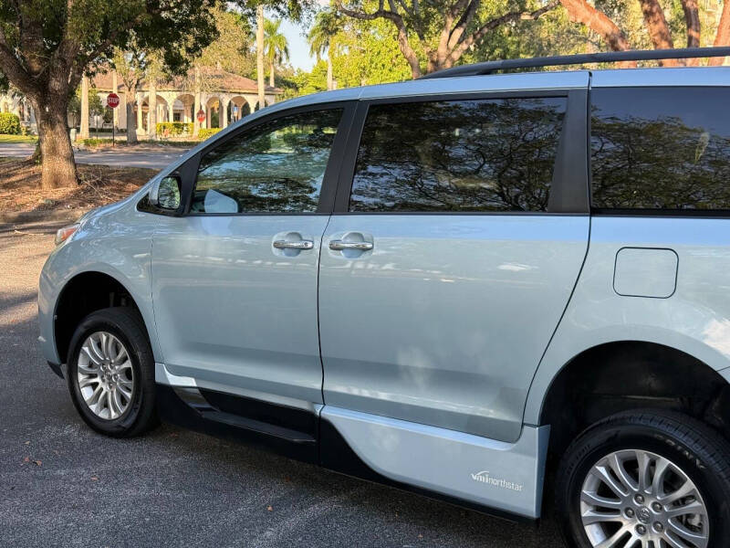 2016 Toyota Sienna XLE 7-Passenger Auto Access Seat