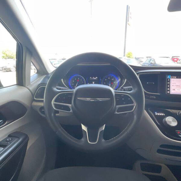 2022 Chrysler Voyager LX