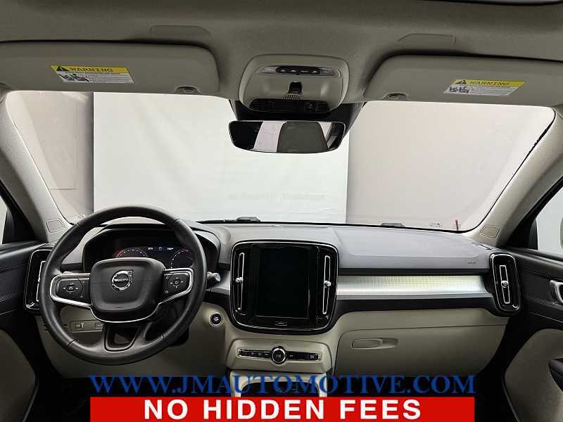 2022 Volvo XC40 T5 Momentum