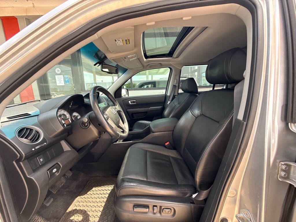 View vehicle photo 7