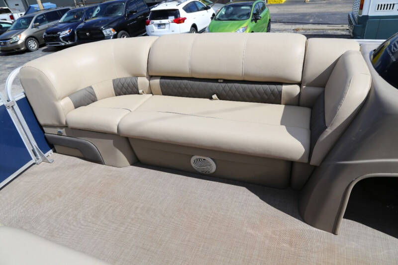 2020 Sun Tracker PANTOON BOAT