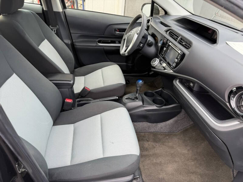 2016 Toyota Prius c Three