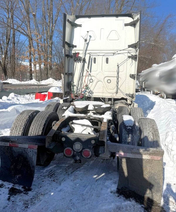 2021 Freightliner Cascadia 126