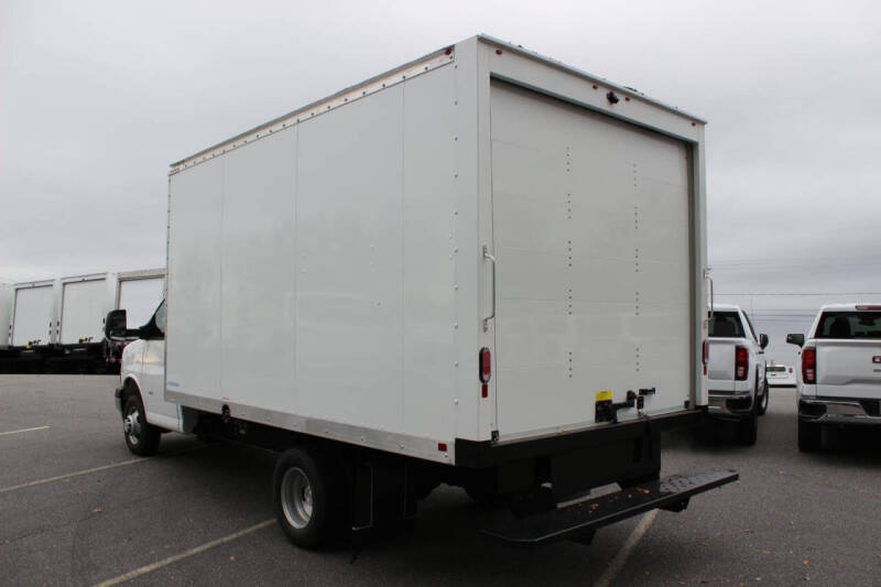 2025 Chevrolet Express 3500