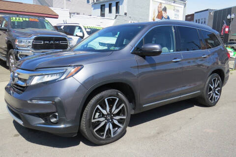 2019 Honda Pilot Touring w/Rear Captain's Chairs