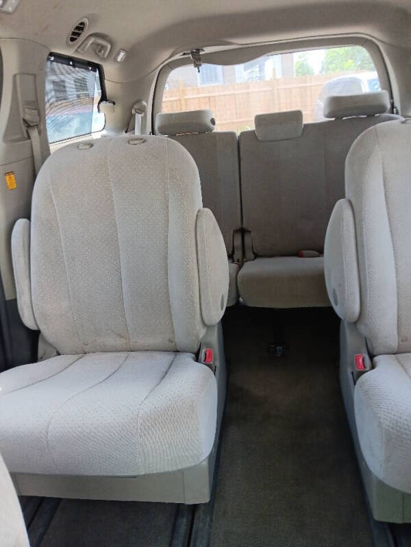 2013 Toyota Sienna LE 7-Passenger