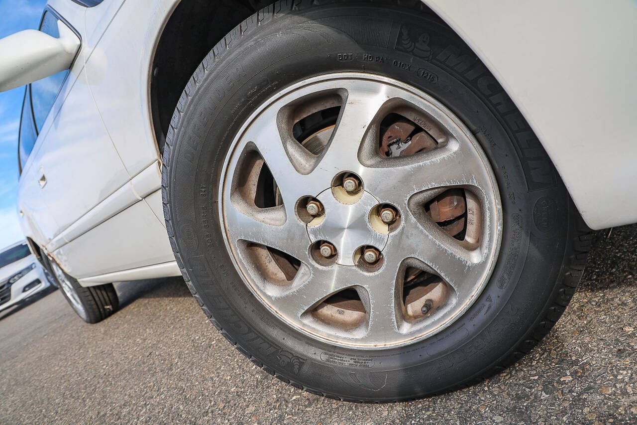 White 2000 Toyota Camry LE LE 4dr Sedan 2