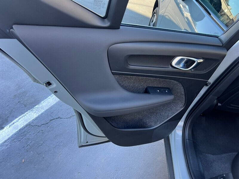 2024 Volvo XC40 B5 Core Dark Theme