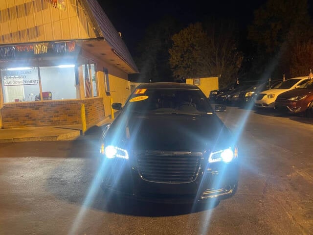 2013 Chrysler 300 for sale at Michael Johnson @ Allens Auto Sales Hopkinsville in Hopkinsville, KY