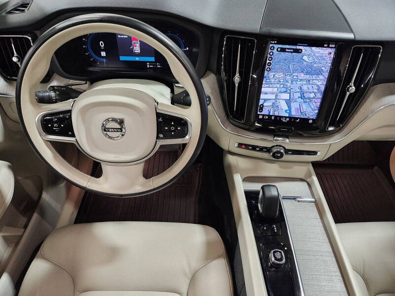 2023 Volvo XC60 Recharge T8 Plus Bright Theme