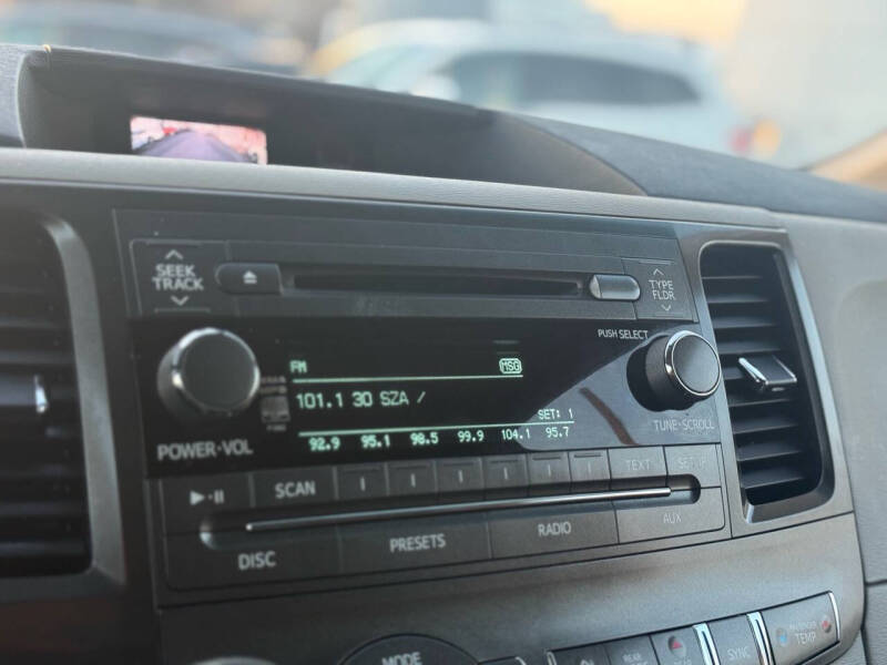 2011 Toyota Sienna SE 8-Passenger