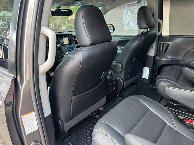 2017 Toyota Sienna SE Premium 8-Passenger