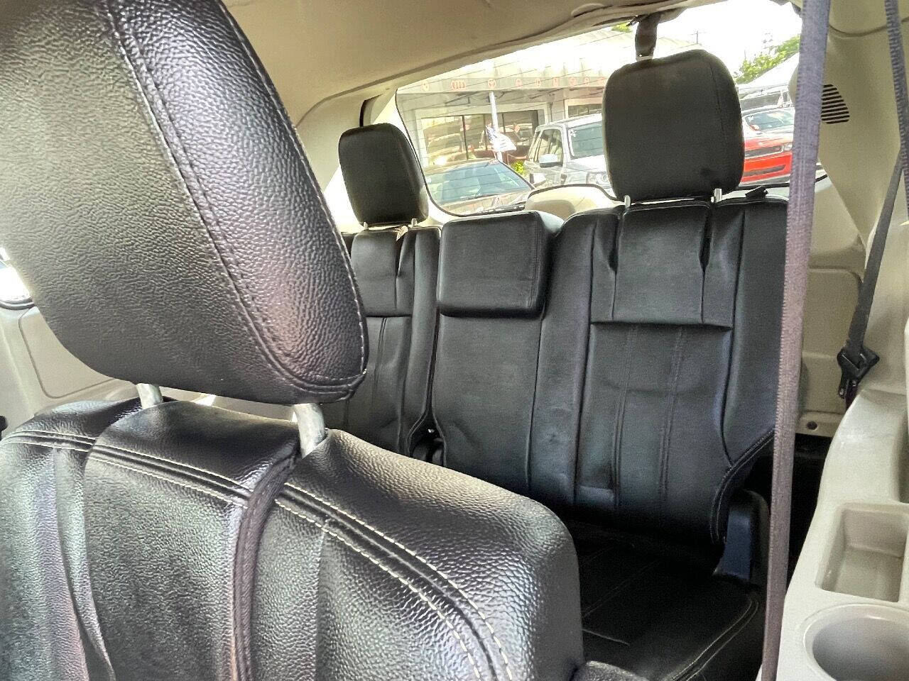 2016 CHRYSLER Town and Country Minivan - $11,900