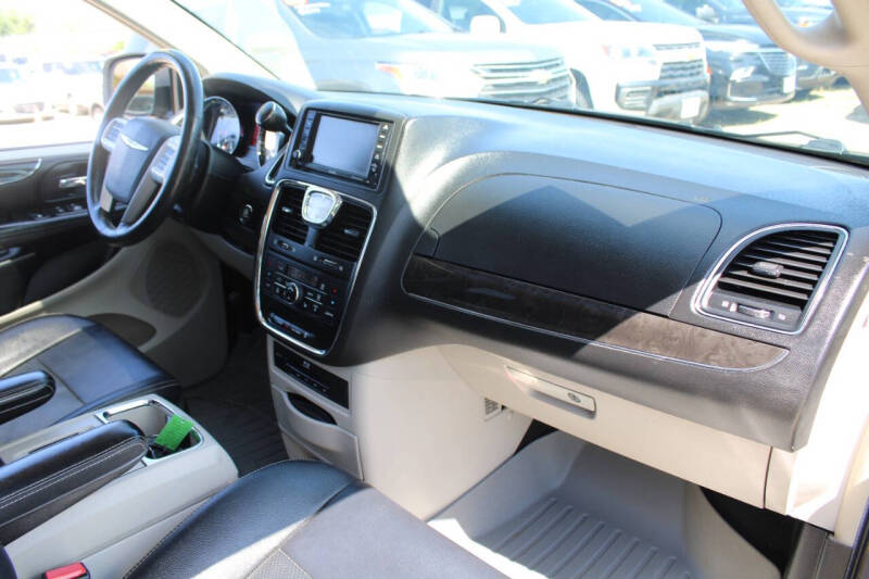 2016 Chrysler Town and Country Touring-L