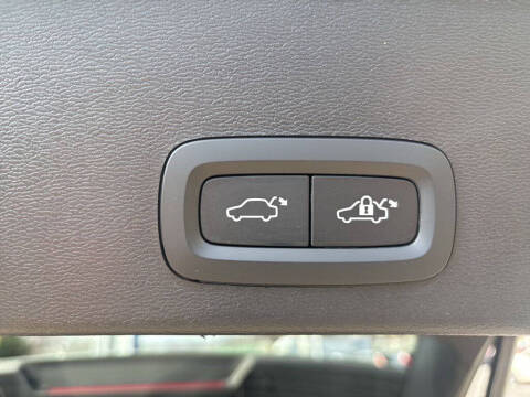 2023 Volvo XC40 B5 Ultimate Dark Theme