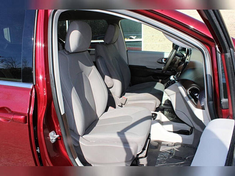 2021 Chrysler Voyager LX