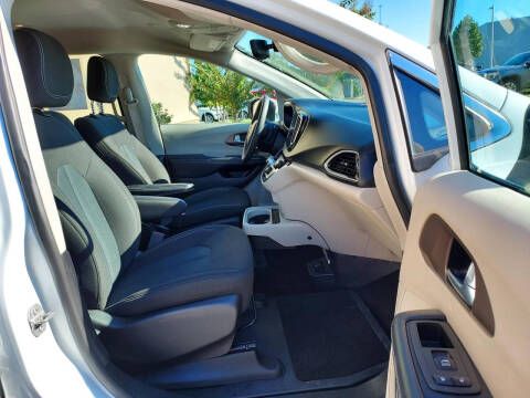 2022 Chrysler Voyager LX