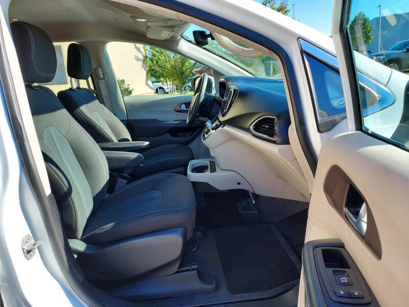 2022 Chrysler Voyager LX