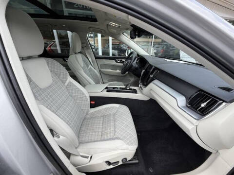 2022 Volvo XC60 B5 Momentum