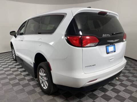2023 Chrysler Voyager LX