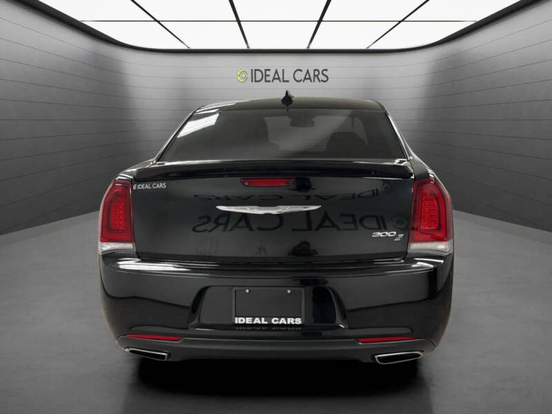 2018 Chrysler 300 S