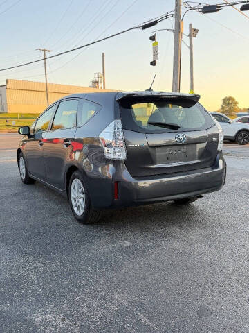 2014 Toyota Prius v Five