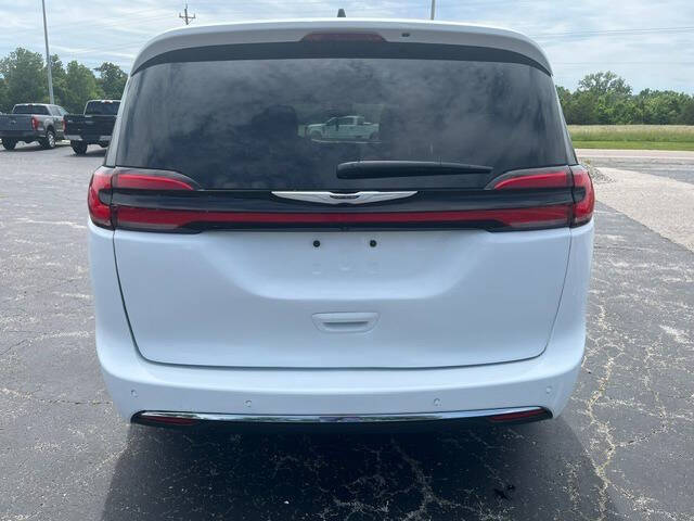 2025 Chrysler Pacifica Select