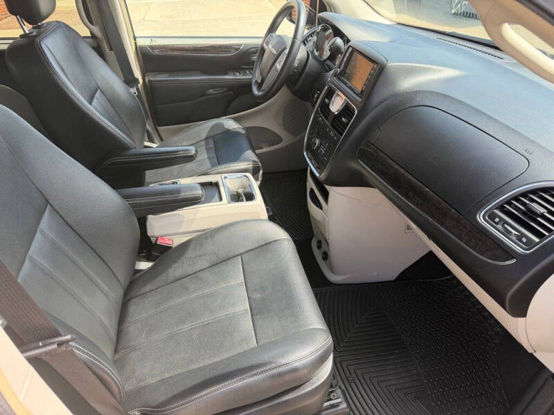 2016 Chrysler Town and Country Touring