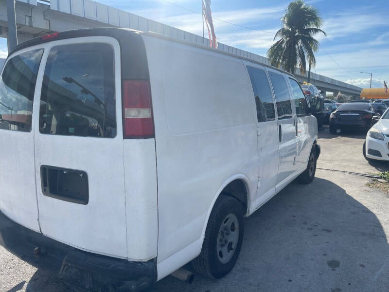 2004 Chevrolet Express Base photo 4