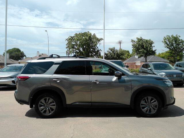 2024 Nissan Pathfinder SV