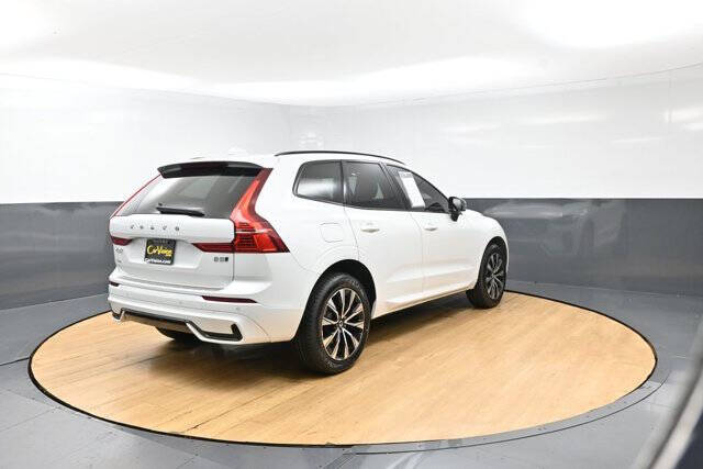 2024 Volvo XC60 B5 Core Dark Theme