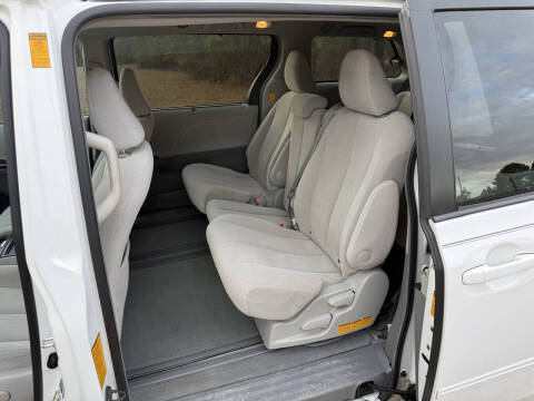 2013 Toyota Sienna LE 8-Passenger