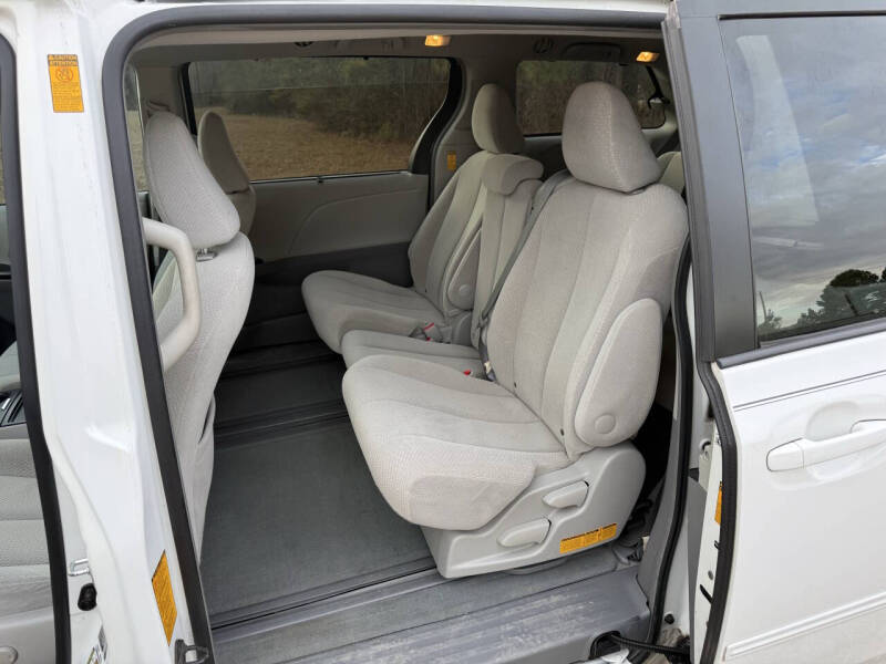 2013 Toyota Sienna LE 8-Passenger