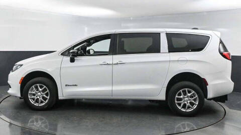 2025 Chrysler Voyager LX