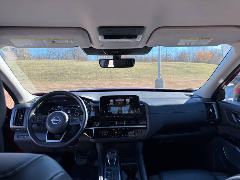 2023 Nissan Pathfinder SL