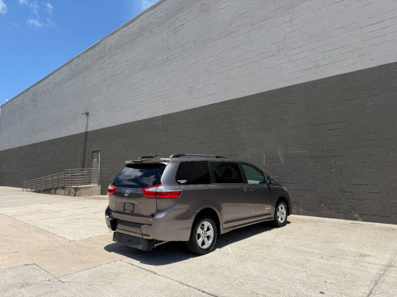 2018 Toyota Sienna LE Mobility 7-Passenger