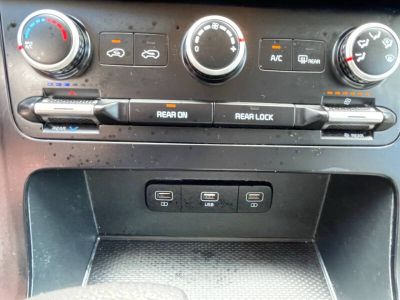 2022 Kia Carnival LX