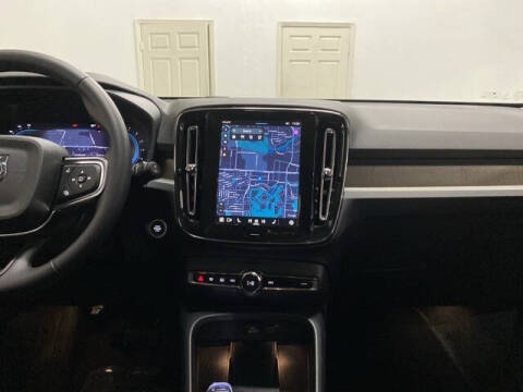 2025 Volvo XC40 B5 Plus Dark Theme